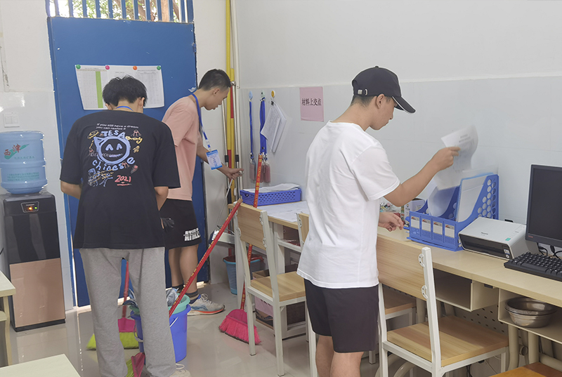 图5：大数据应用技术专业的同学帮助老师打扫办公室.jpg
