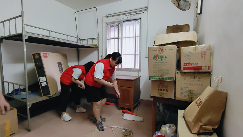 1632703192607456.jpg 学生预备党员扫地.jpg