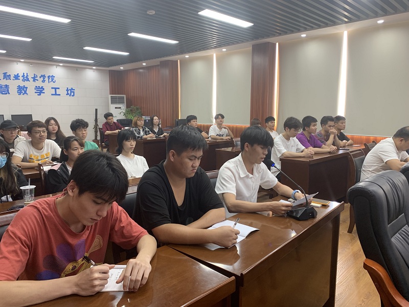1617334440895313.jpg 图2:电信2019-1何汗宇作学生代表发言.JPG