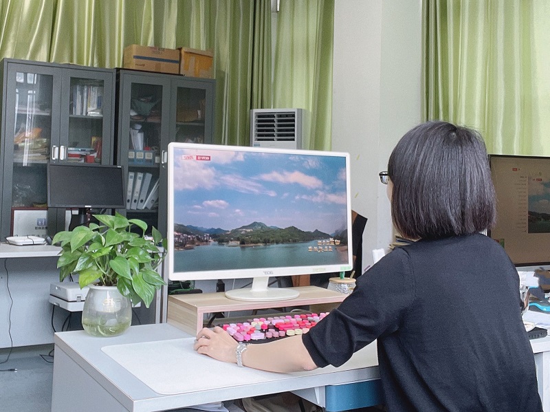 1619491152187708.png 图2:覃志华老师认真观看.png