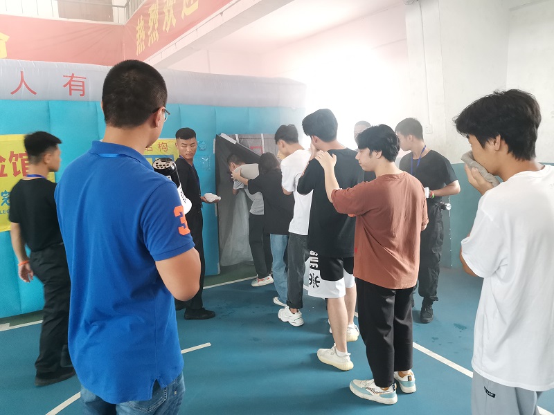 1625027225101155.jpg 图3:同学们5人为一组进行模拟烟雾逃生演练.jpg