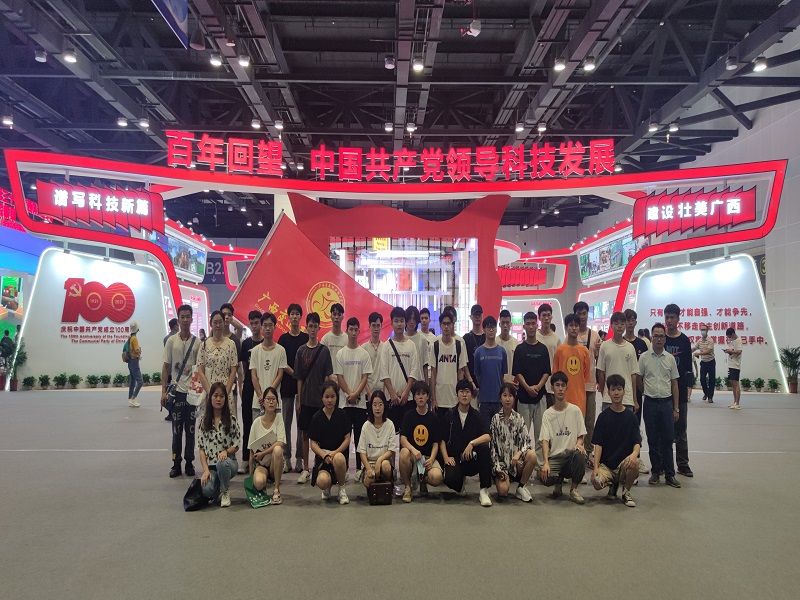 图6 师生参观结束后集体合照.jpg