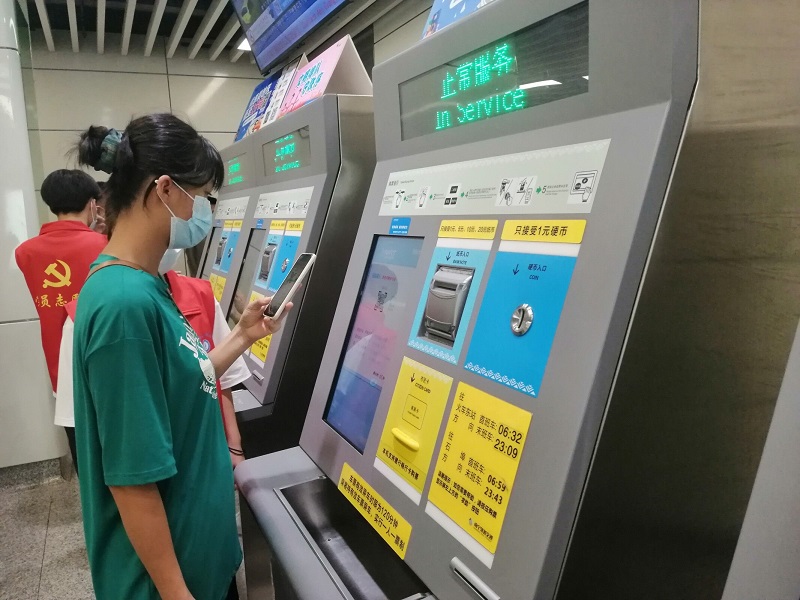 1626247367669226.jpg 图4:学生第二党支部党员引导地铁站的行人购票,为群众答疑解惑等.jpg
