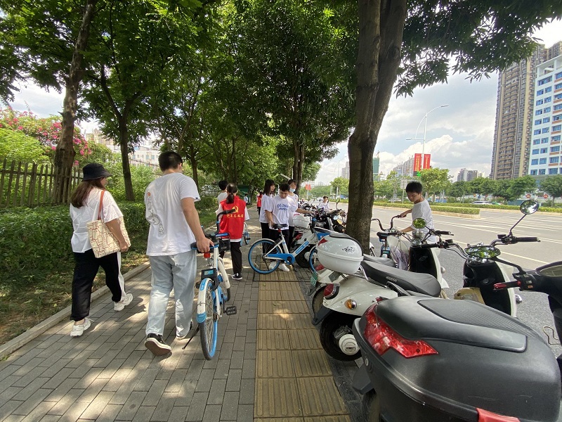 1626247241209221.jpg 图1:学生第二党支部党员在整理摆放路边乱停放的共享单车.jpg