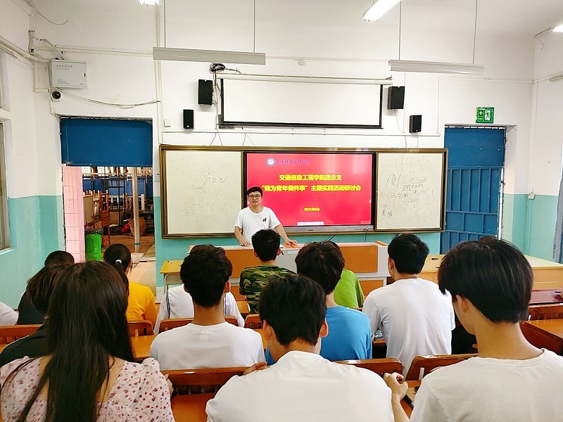 1622802267440704.jpg 图3:覃宏山老师在与同学们研讨“我为青年做件事”项目清单.jpg